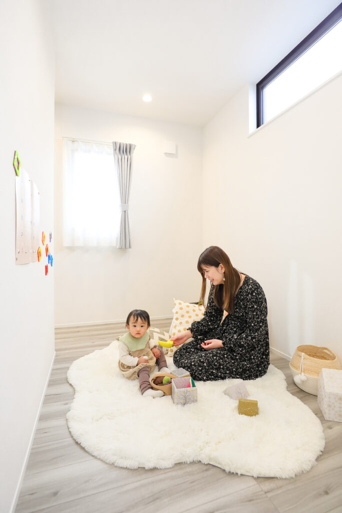 グレーインテリアと中庭のある暮らし