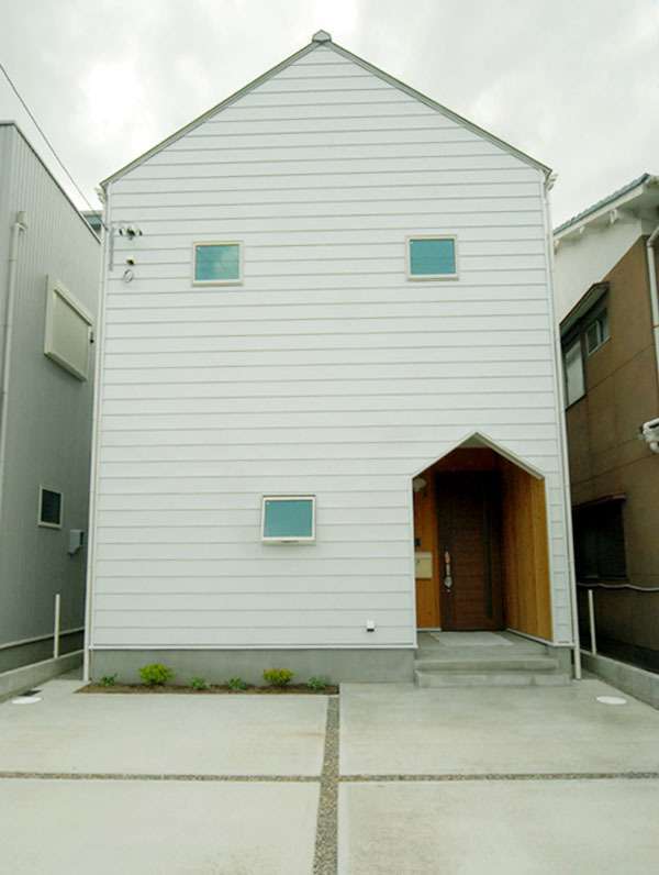 白いさんかく屋根のいえの暮らし