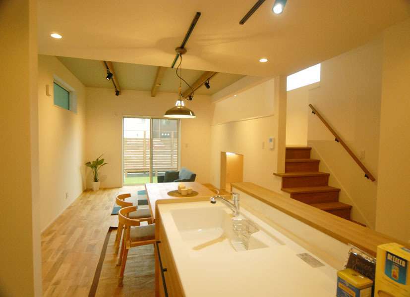 白いさんかく屋根のいえの暮らし