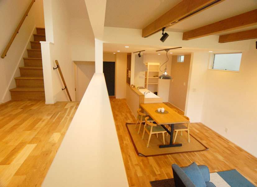 白いさんかく屋根のいえの暮らし