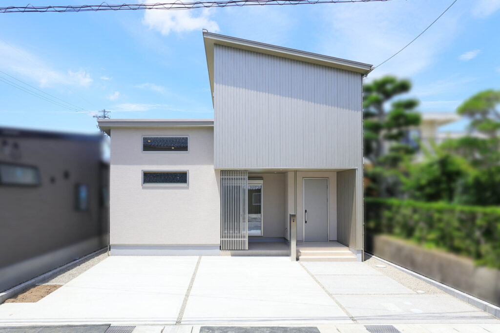 勾配天井とテラスが彩る開放的な暮らし